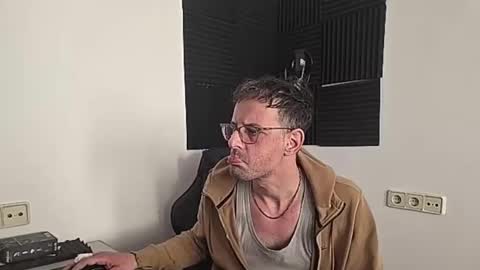 Snapshot of futuregymbro chatting on 03.23.26 Worah online show from 03.23.26