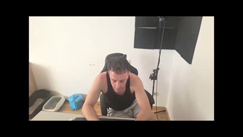 Snapshot of futuregymbro chatting on 04.20.26 Worah online show from 04.20.26