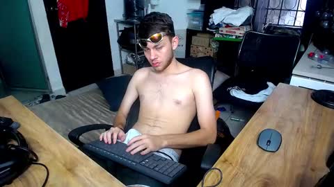 Snapshot of g0lden_crew chatting on 12.22.25 g0lden_crew online show from 12.22.25