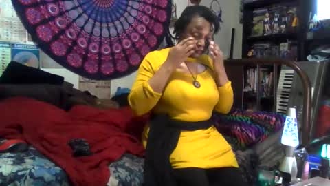 Snapshot of gardeniaspear chatting on 11.23.25 Gardenia online show from 11.23.25