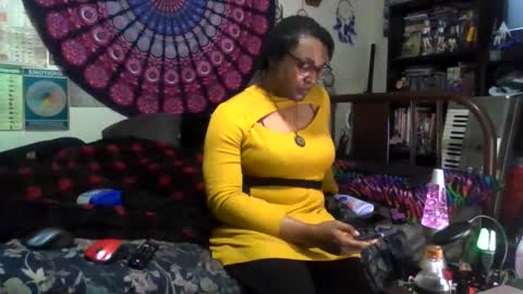 Snapshot of gardeniaspear chatting on 11.26.25 Gardenia online show from 11.26.25