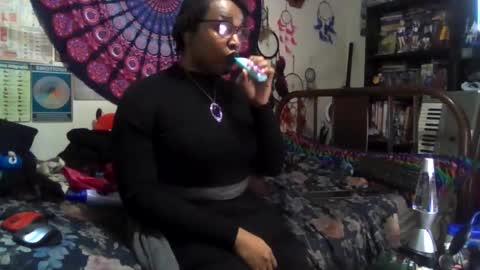 Snapshot of gardeniaspear chatting on 11.29.25 Gardenia online show from 11.29.25