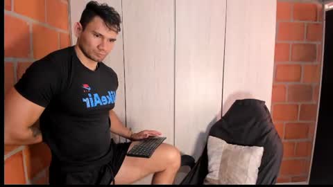 Snapshot of gendersonfit chatting on 07.16.26 gendersonfit online show from 07.16.26