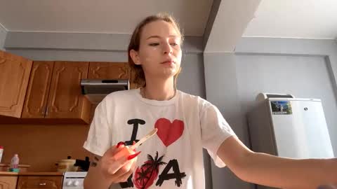 Snapshot of geneviveseay chatting on 09.23.25 Emmi online show from 09.23.25