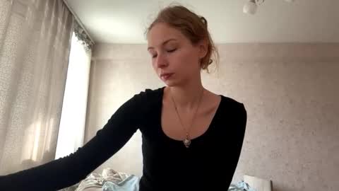 Snapshot of geneviveseay chatting on 09.27.25 Emmi online show from 09.27.25