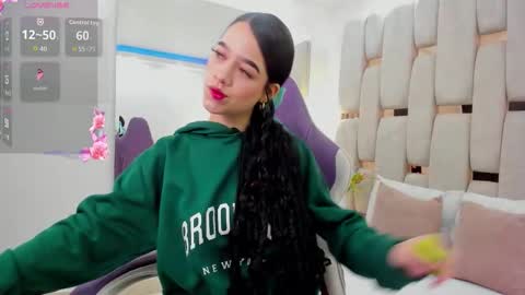 Snapshot of georgina_kloss chatting on 02.12.26 Georgina Kloss online show from 02.12.26