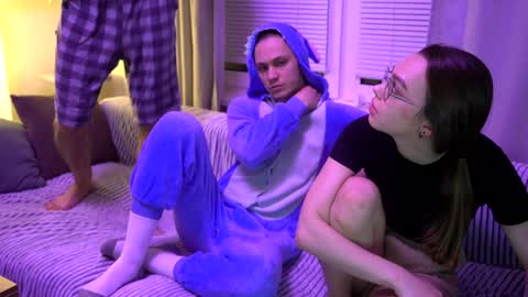 Jean and Isa couple Van online show from 01.04.25