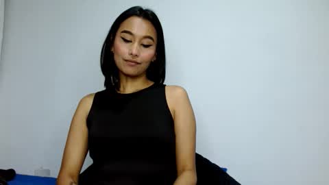 Snapshot of gia_lee10 chatting on 10.06.25 Gia Lee online show from 10.06.25