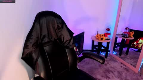 Snapshot of giabrook chatting on 12.11.24 Gia  online show from 12.11.24