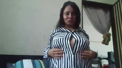 Snapshot of gianna165909 chatting on 01.01.25 gianna165909 online show from 01.01.25