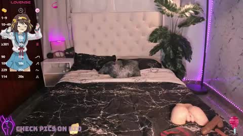 Snapshot of gigi_zahir chatting on 10.28.25 Catty Zahir online show from 10.28.25