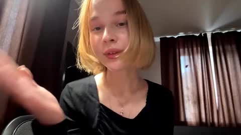 Snapshot of gigikray chatting on 10.05.25 Molly online show from 10.05.25