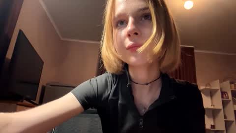 Snapshot of gigikray chatting on 10.07.25 Molly online show from 10.07.25
