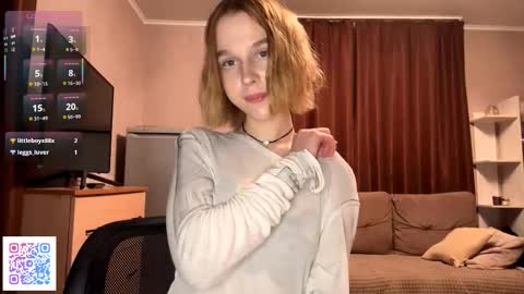 Snapshot of gigikray chatting on 10.15.25 Molly online show from 10.15.25