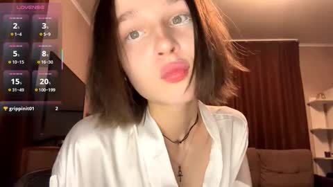 Snapshot of gigikray chatting on 10.21.25 Molly online show from 10.21.25