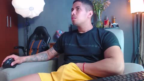 piggy boy online show from 11.11.25