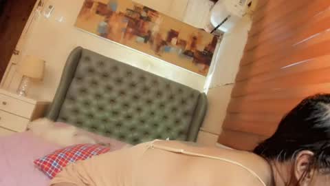 Snapshot of girl_in_ur_dreams chatting on 06.20.26 urGIRL online show from 06.20.26