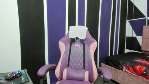 girl_princess18 online show from 12.15.25