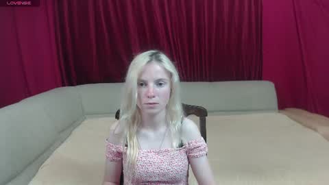 Snapshot of girl_summer97 chatting on 06.19.26 Katia online show from 06.19.26