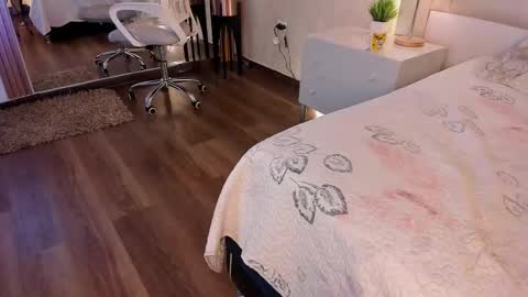 Giselle Tompos online show from 03.22.26