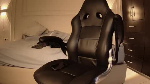 Snapshot of giyu_hayashi chatting on 12.13.25 giyu online show from 12.13.25