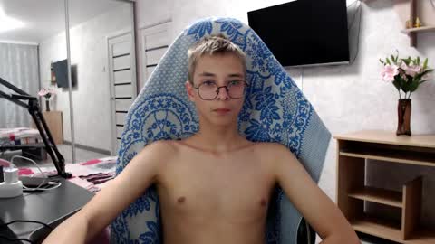 Snapshot of glasses_cat chatting on 05.10.26 Eugene and Damian online show from 05.10.26