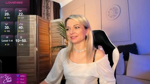 Snapshot of gloria_lovely chatting on 12.12.24 Gloria online show from 12.12.24