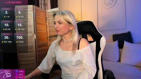 Snapshot of gloria_lovely chatting on 12.12.24 Gloria online show from 12.12.24
