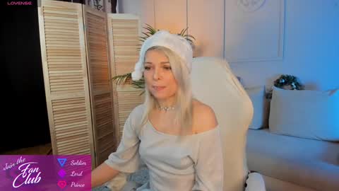 Snapshot of gloria_lovely chatting on 12.30.24 Gloria online show from 12.30.24