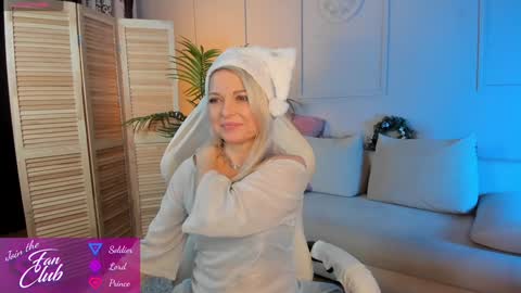 Snapshot of gloria_lovely chatting on 12.30.24 Gloria online show from 12.30.24