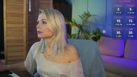 Snapshot of gloria_lovely chatting on 10.17.25 Gloria online show from 10.17.25