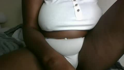 Snapshot of glorious_t chatting on 11.01.25 glorious_t online show from 11.01.25