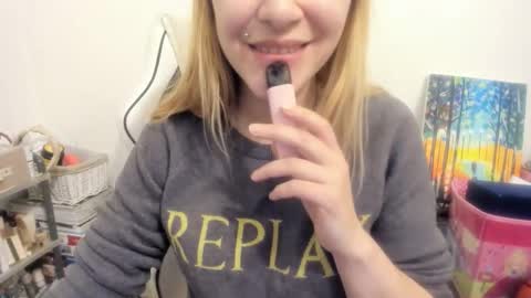 Snapshot of gloss___ chatting on 11.16.25 gloss___ online show from 11.16.25