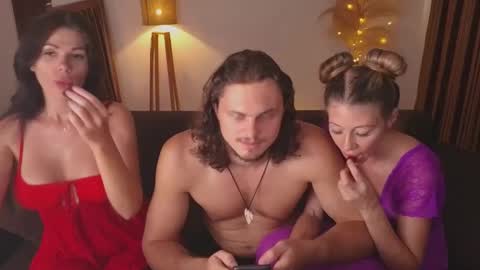   330 UTC2 girls   online show from 03.12.25