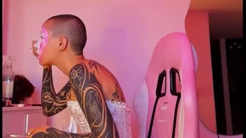 Snapshot of goddess_vee_ chatting on 10.28.25 vee online show from 10.28.25