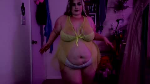 Snapshot of goddessxxroselynn chatting on 04.30.26 Goddess Rose online show from 04.30.26