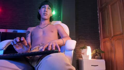 Snapshot of godly_huan chatting on 12.06.24 HUAN online show from 12.06.24