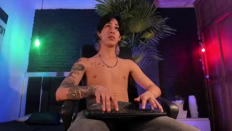 Snapshot of godly_huan chatting on 03.03.25 HUAN online show from 03.03.25