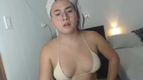 Snapshot of goldbella_ chatting on 12.07.24 bella online show from 12.07.24