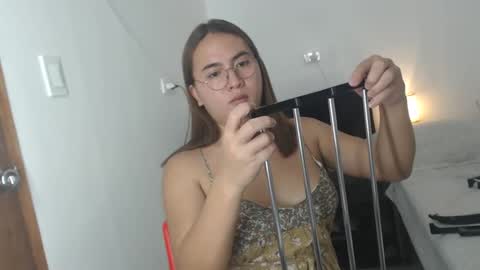 Snapshot of goldbella_ chatting on 12.10.24 bella online show from 12.10.24