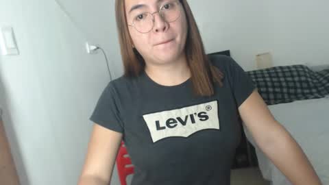 Snapshot of goldbella_ chatting on 12.18.24 bella online show from 12.18.24