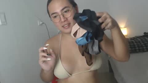 Snapshot of goldbella_ chatting on 01.03.25 bella online show from 01.03.25