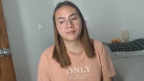 Snapshot of goldbella_ chatting on 01.06.25 bella online show from 01.06.25