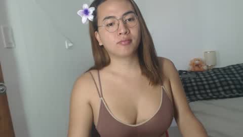 Snapshot of goldbella_ chatting on 01.07.25 bella online show from 01.07.25