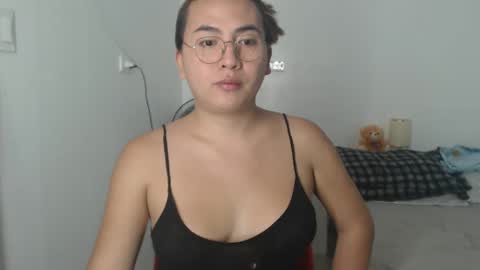 Snapshot of goldbella_ chatting on 01.07.25 bella online show from 01.07.25