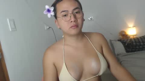 Snapshot of goldbella_ chatting on 01.10.25 bella online show from 01.10.25