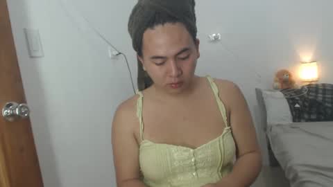 Snapshot of goldbella_ chatting on 01.10.25 bella online show from 01.10.25