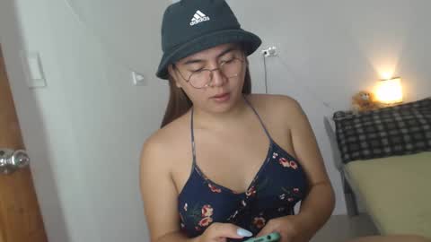 Snapshot of goldbella_ chatting on 01.24.25 bella online show from 01.24.25