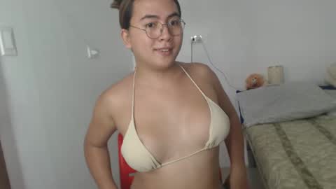 Snapshot of goldbella_ chatting on 02.05.25 bella online show from 02.05.25