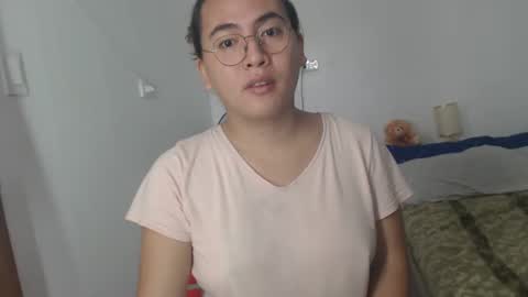 Snapshot of goldbella_ chatting on 02.10.25 bella online show from 02.10.25